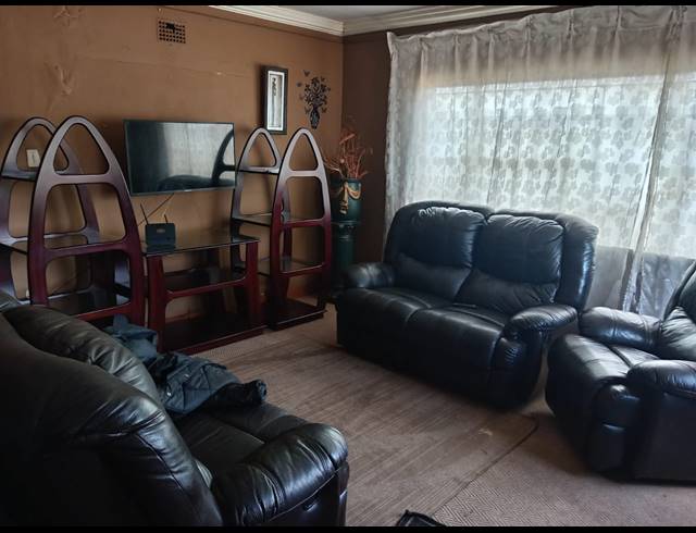 4 BEDROOM HOUSE TO LET IN MULLERSTUINE